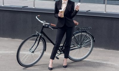 kvinde med hendes cykel