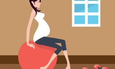 Gravid kvinde træner